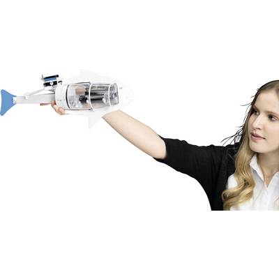 Une personne tient un dispositif mécanique en forme de poisson dans sa main, symbolisant la technologie et l'innovation.
