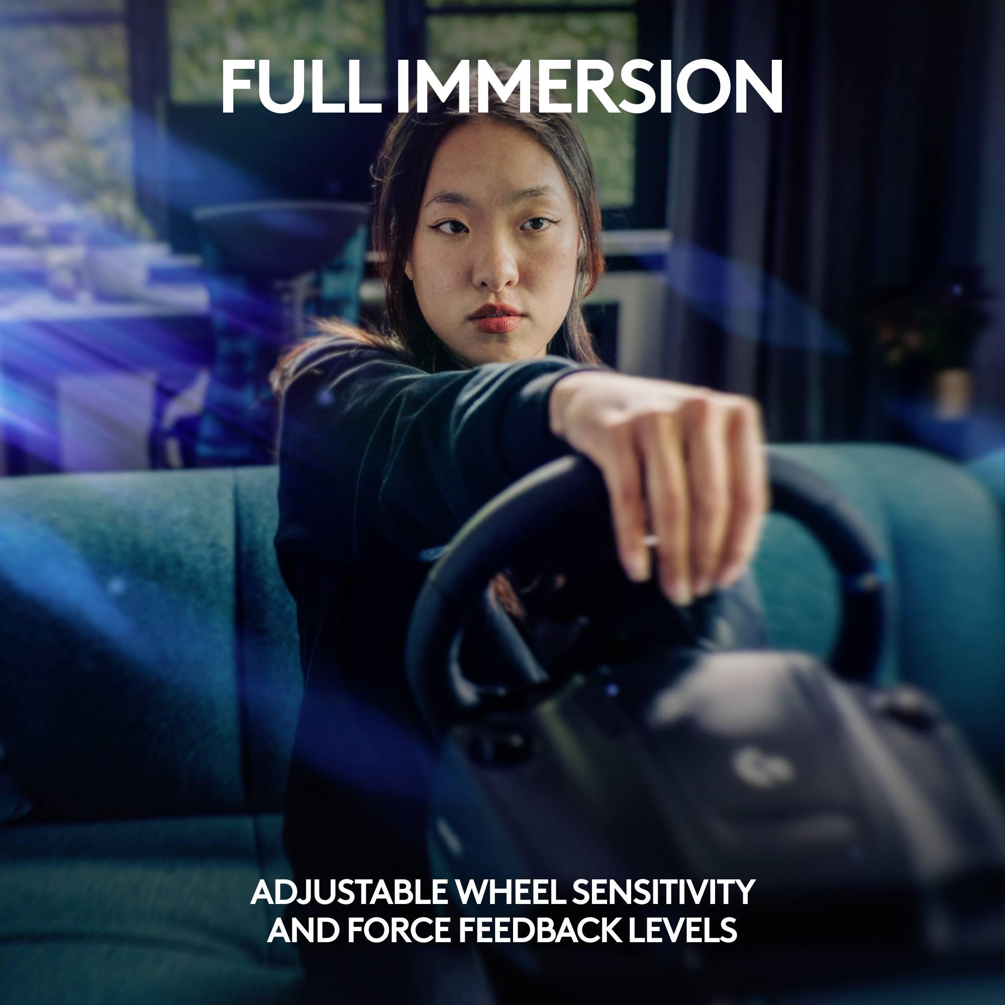 Une femme est assise sur un canapé et tient un volant, avec le texte 'Immersion totale' au-dessus, et en bas 'Sensibilité de direction ajustable et niveaux de retour de force'.