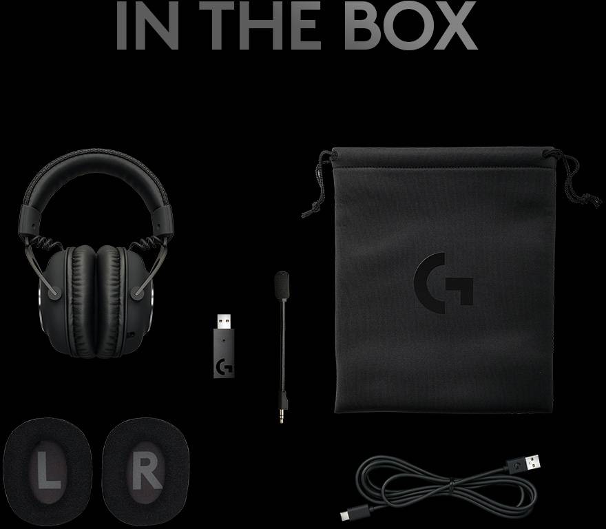 Ensemble de casque avec accessoires : casque, coussinets d'oreille, microphone, dongle USB, pochette noire et câble USB sur fond noir.