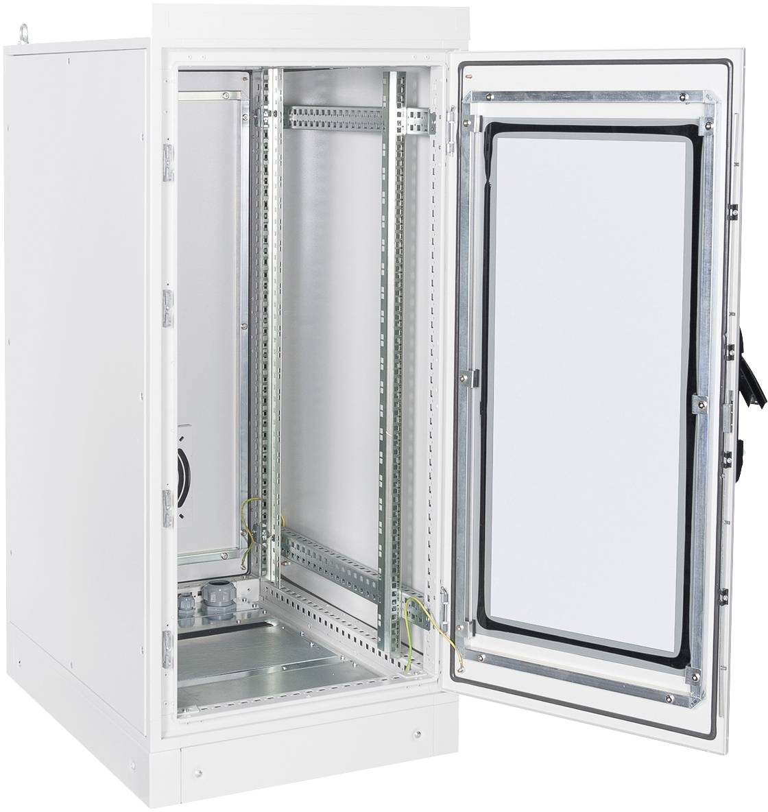 Un placard métallique ouvert et vide, équipé de câblages intégrés et de supports, probablement destiné à l'installation d'équipements réseau ou de serveurs.