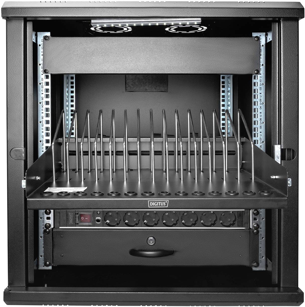 Vue de face d'un rack serveur ouvert avec plusieurs étagères vides et un compartiment inférieur équipé d'une barrette d'alimentation pour le matériel informatique.