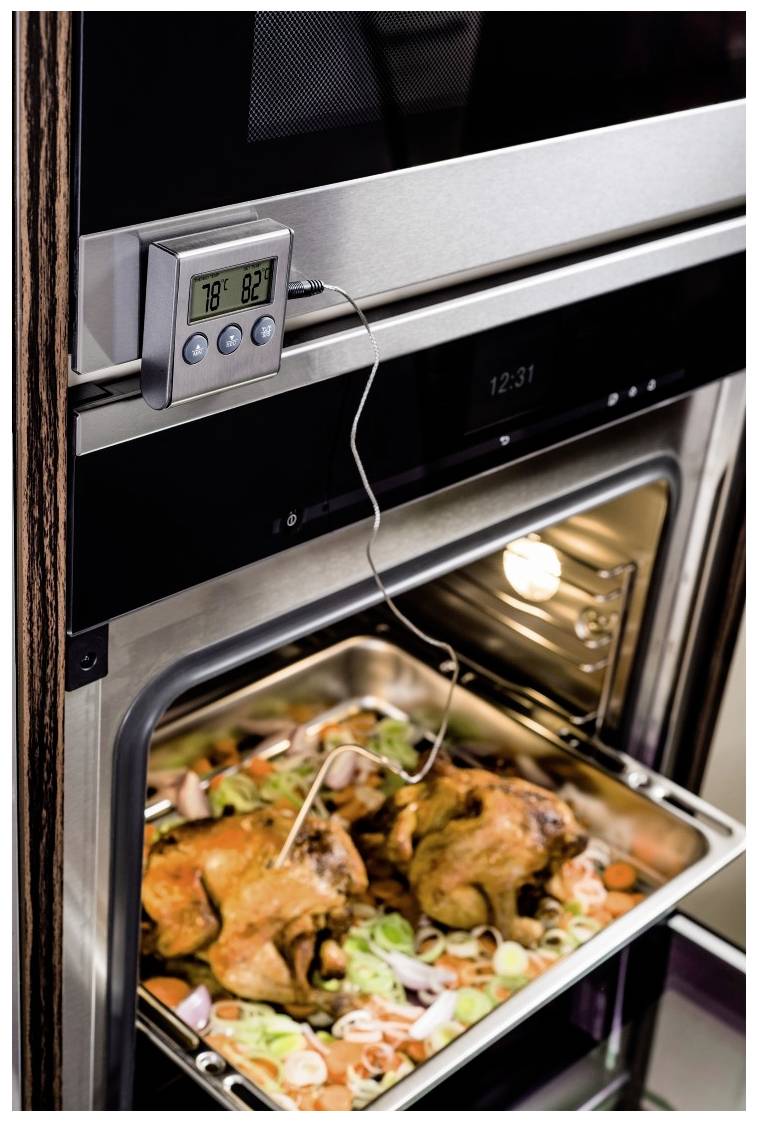 Faire rôtir un poulet au four, l'indicateur de température affiche 78°C. Accompagnement de légumes sur la plaque de cuisson.