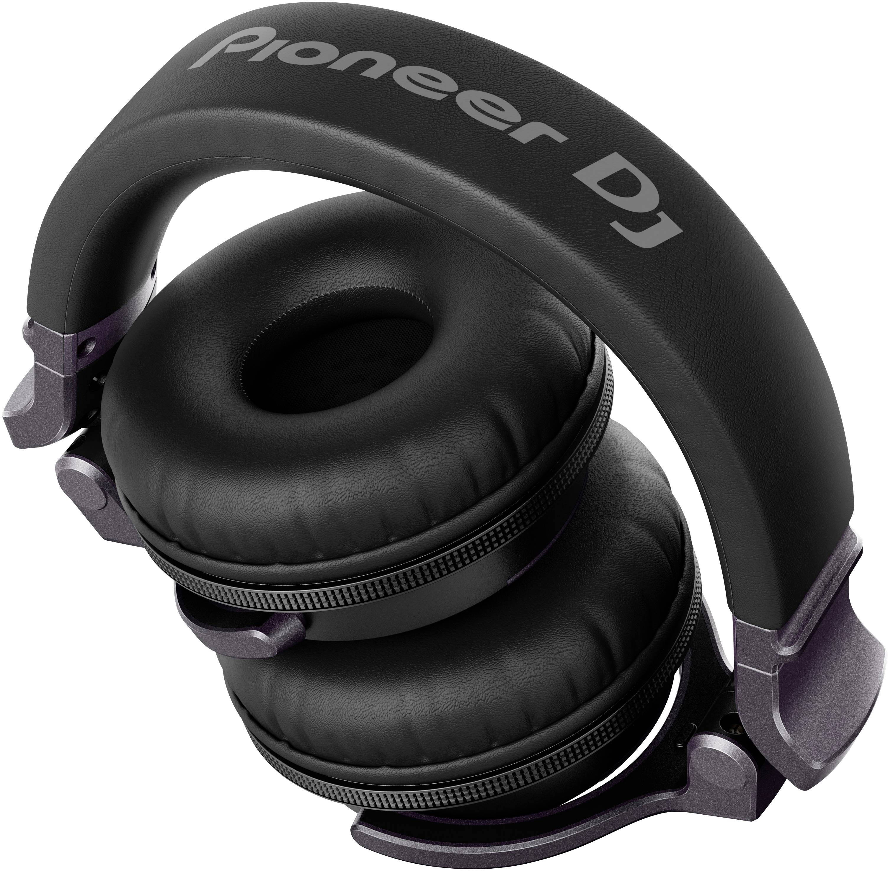 Des écouteurs noir et argent avec l'inscription 'Pioneer DJ' sur l'arceau. Ils sont pliés et montrent les coussinets d'oreille.