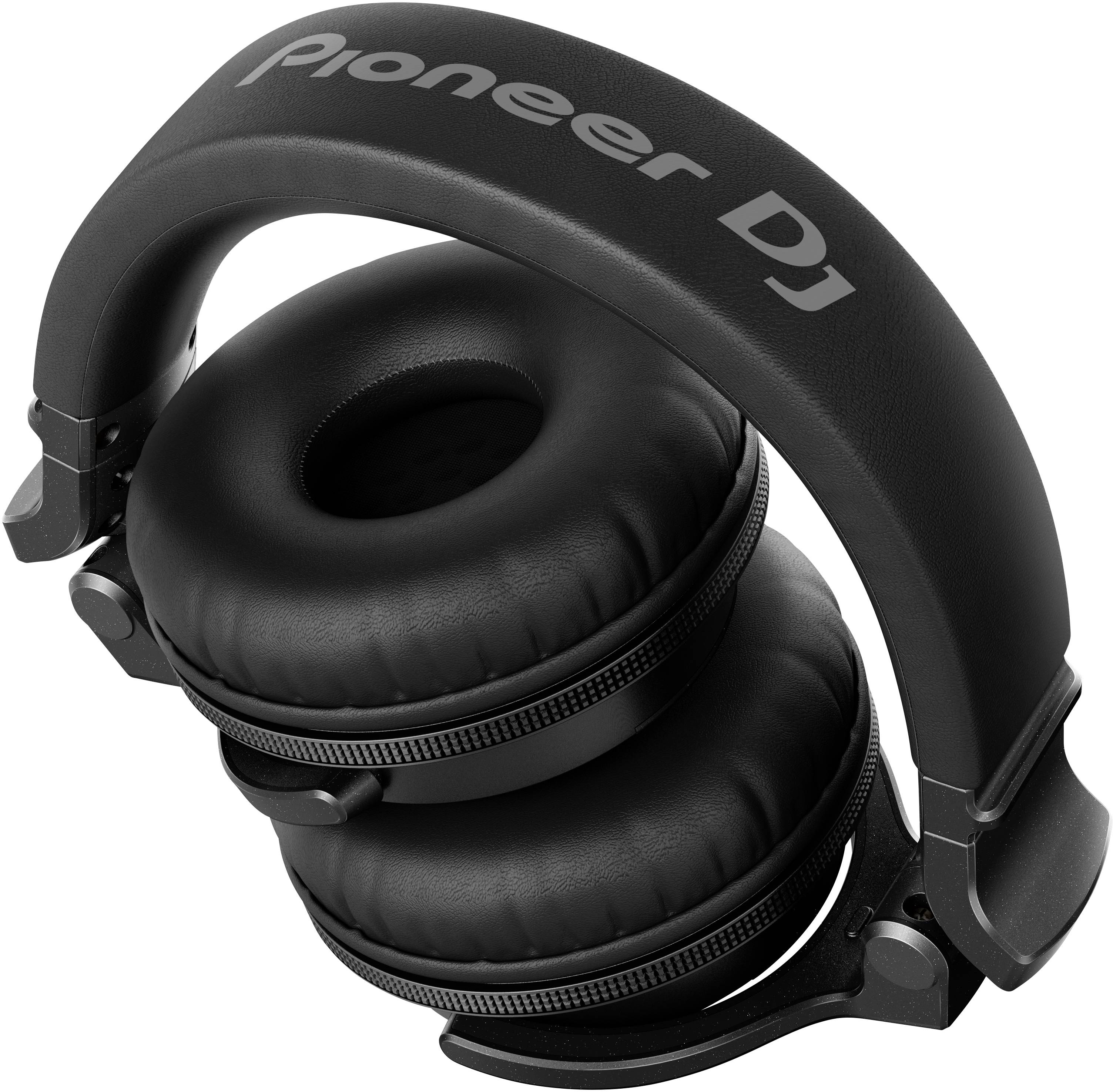 Casque DJ noir de Pioneer en position pliée, soulignant sa conception portable et robuste pour les DJ.