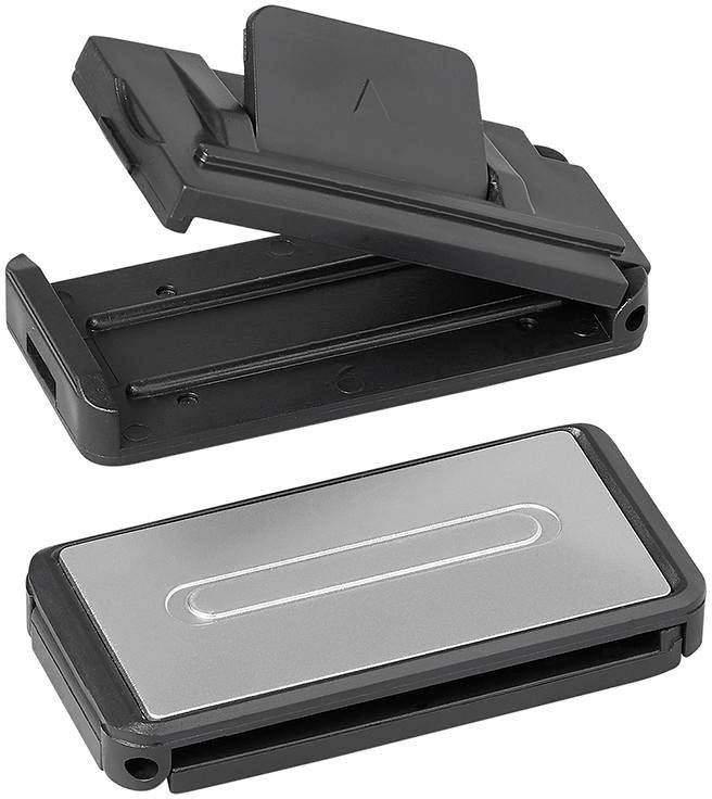 Deux porte-badges noir et argent, l'un ouvert et l'autre fermé, adaptés pour la fixation de cartes sur des vêtements.
