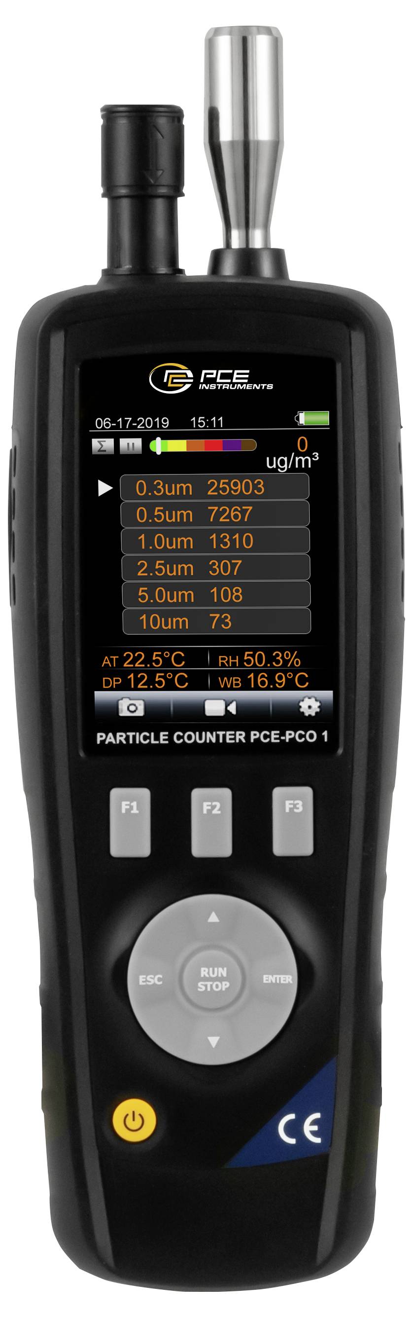 Compteur de particules PCE portatif avec écran affichant les mesures de qualité de l'air et les décomptes de taille des particules, y compris les lectures de température et d'humidité.