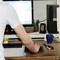 Un homme travaille à un bureau avec un écran d'ordinateur, un clavier et divers fournitures de bureau.