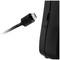 Un connecteur Micro-USB noir s'approchant du port de chargement d'un appareil, présenté sur un fond blanc.