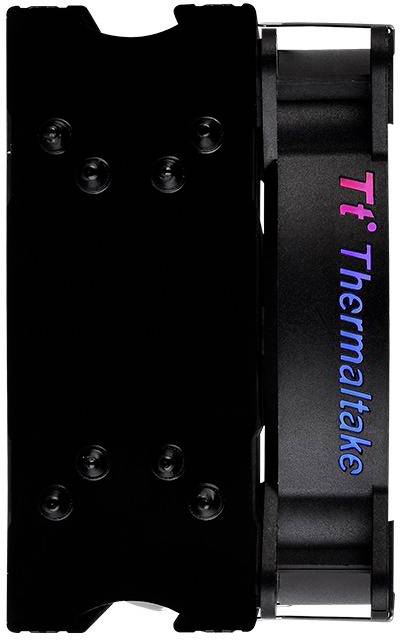 L'image montre un ventilateur PC noir de Thermaltake. Il présente un design épuré avec un logo multicolore sur le côté.