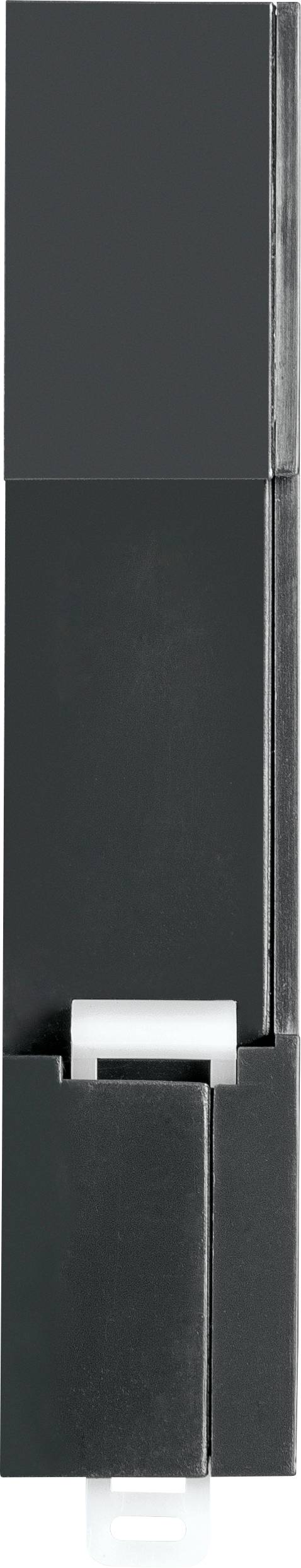 Un appareil noir, vertical et rectangulaire composé de plusieurs segments empilés les uns sur les autres. Un petit adaptateur blanc est visible à la base.