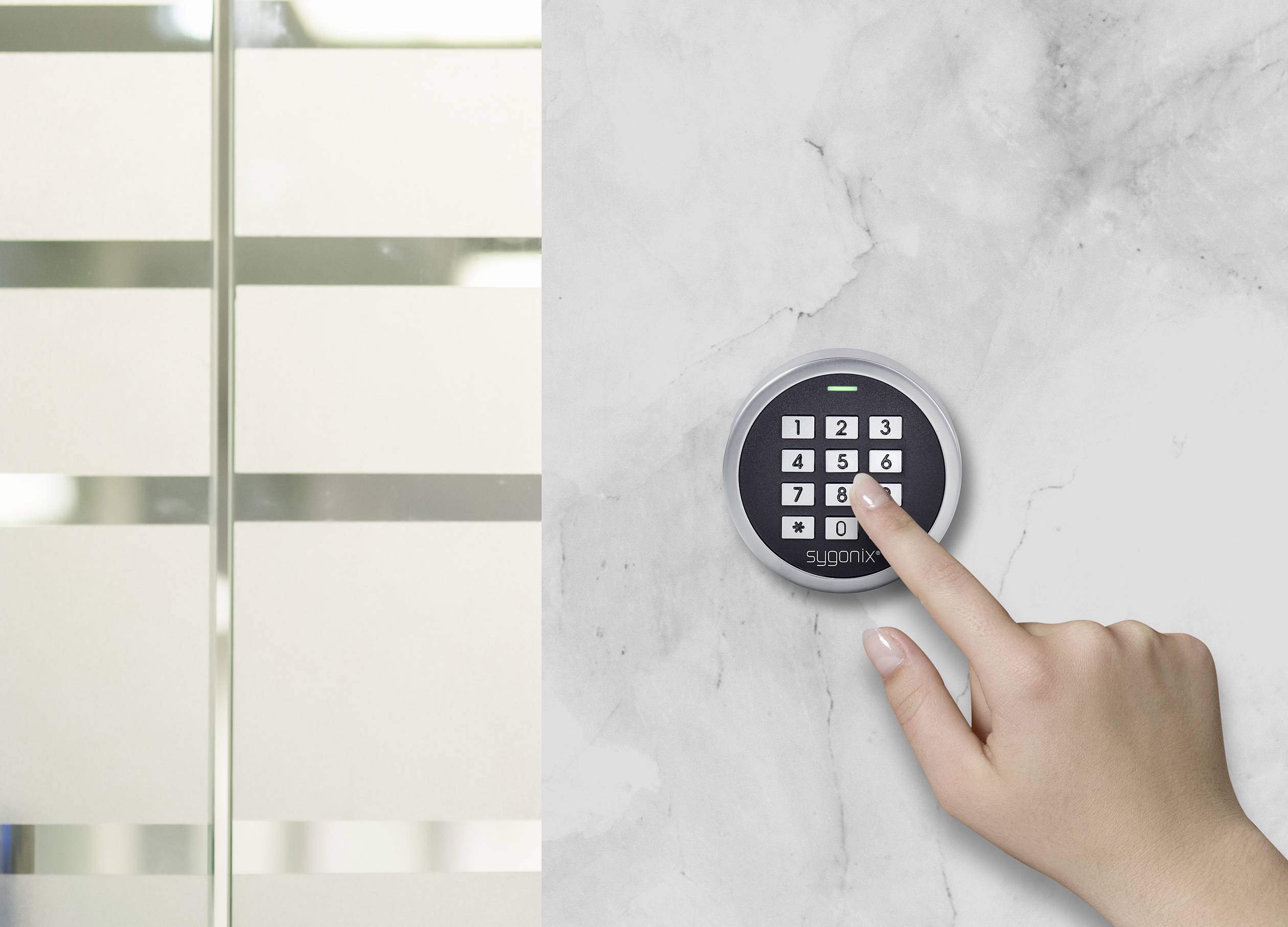 Une main appuie sur les touches d'un cadenas à code rond situé à côté d'une porte vitrée à rayures horizontales.