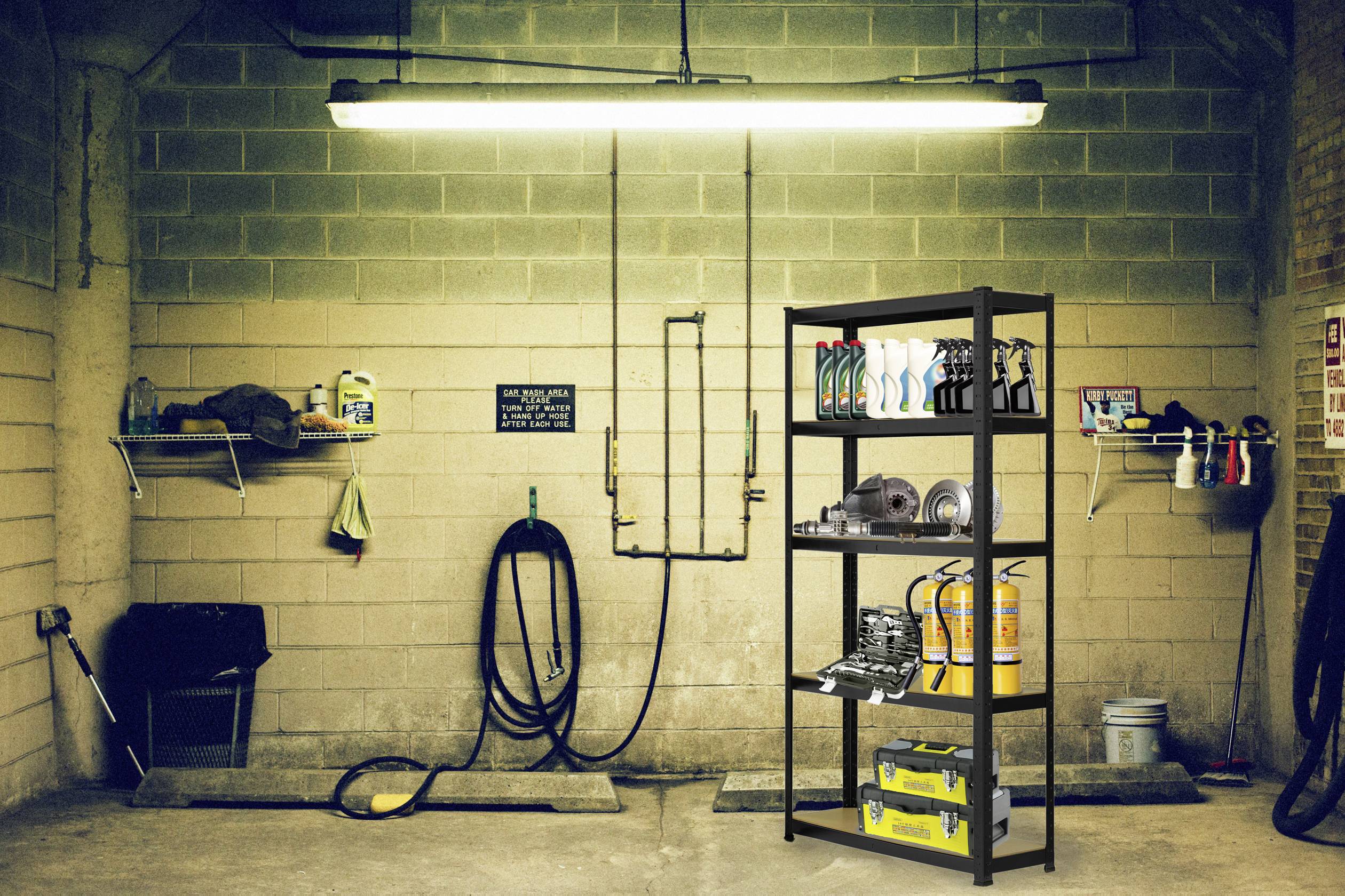 Un garage éclairé et vide, avec des étagères remplies de produits d'entretien automobile et d'outils. Des tuyaux et des ustensiles de nettoyage sont accrochés aux murs.