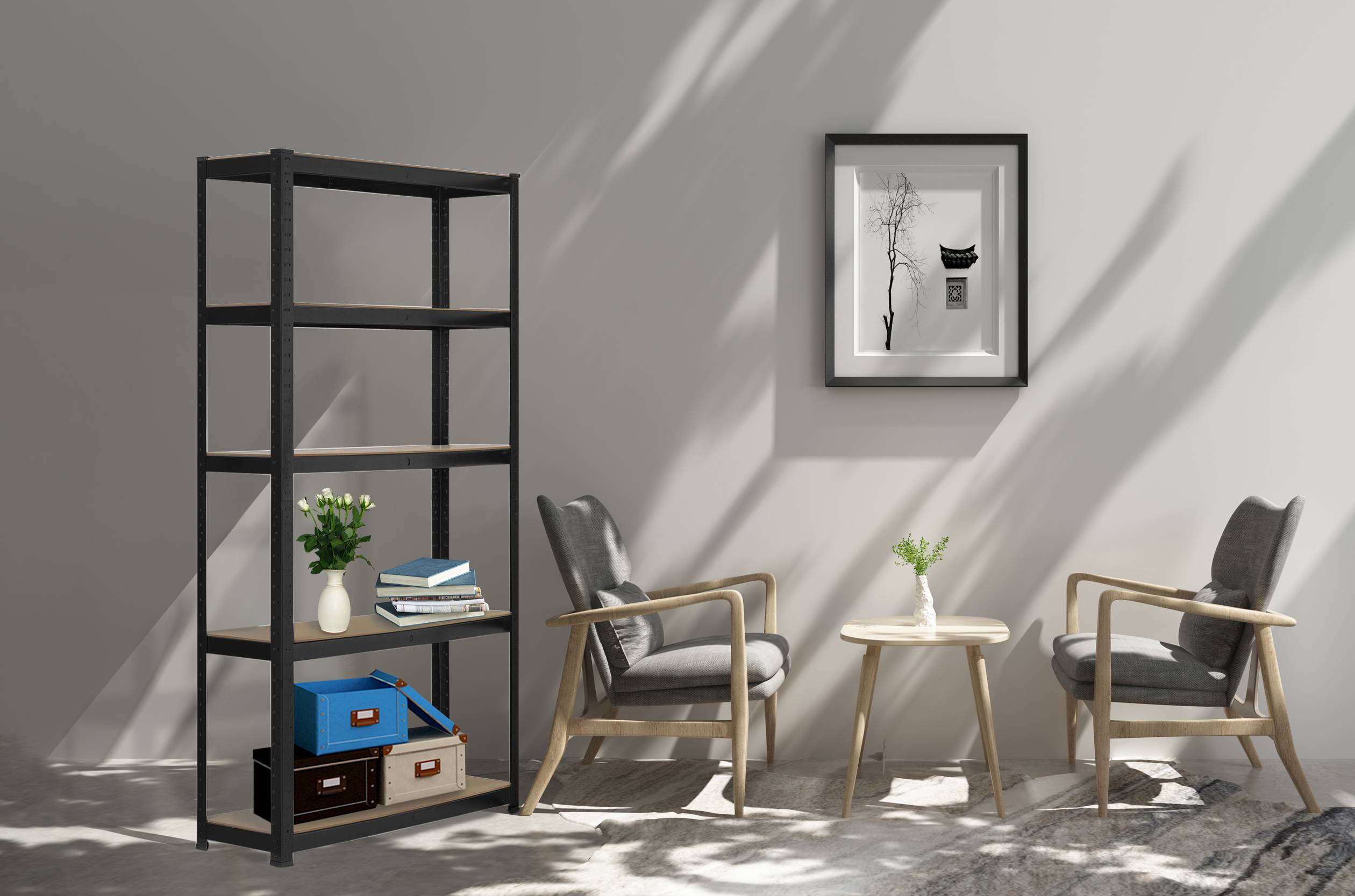 Deux chaises en bois avec des coussins gris sont placées autour d'une table ronde sur laquelle se trouve un vase. À gauche, une étagère avec des livres et des boîtes. L'éclairage de la pièce est lumineux.