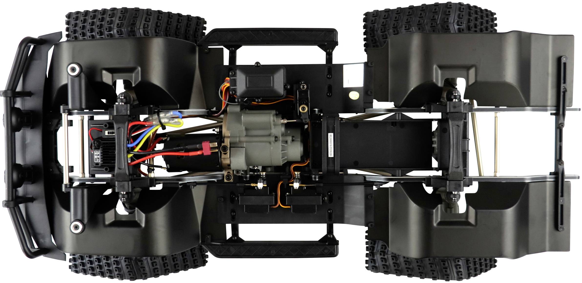 Vue d'un châssis de voiture télécommandée vu de dessous, montrant le moteur, le câblage et la disposition des essieux, mettant l'accent sur la technique et la structure.