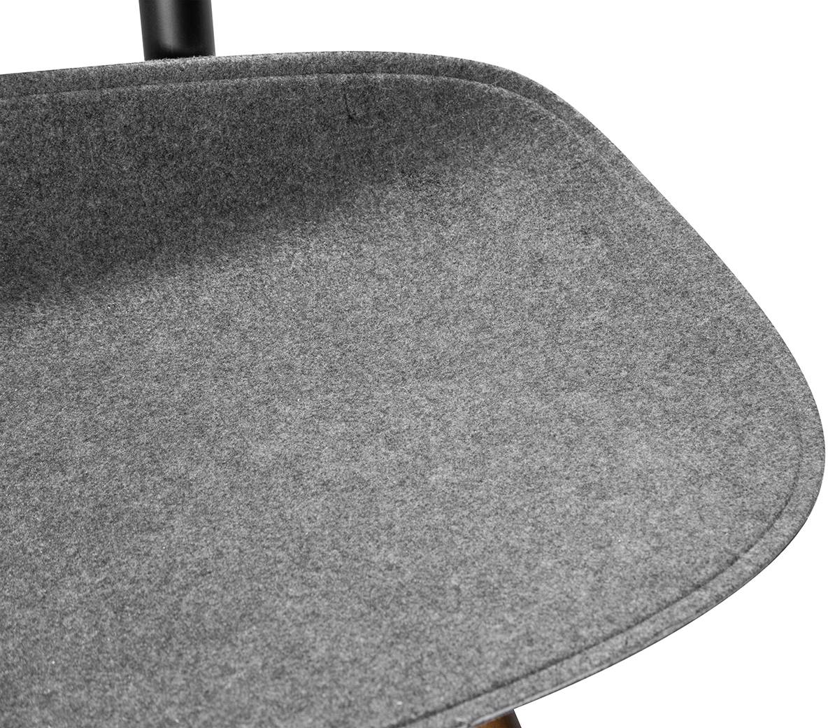 Gros plan sur un siège en feutre gris d'une chaise moderne, révélant sa surface texturée et ses angles.