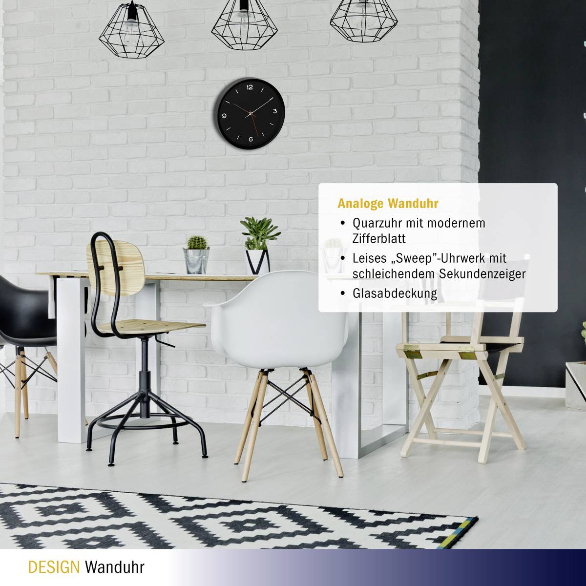 Un bureau moderne avec un mur blanc et une horloge murale analogique. Des chaises sont disposées autour d'une table claire. Une description de produit est visible.