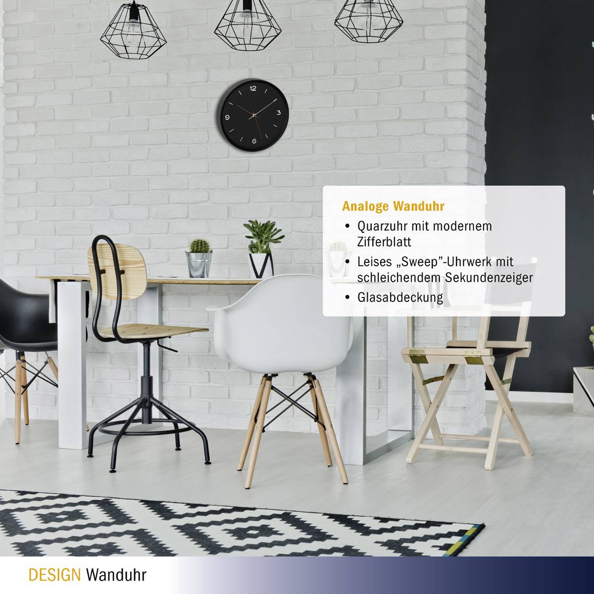 Un salon moderne avec une horloge murale analogique sur un mur de briques blanches. À côté de l'horloge se trouve une description avec des détails sur le produit.