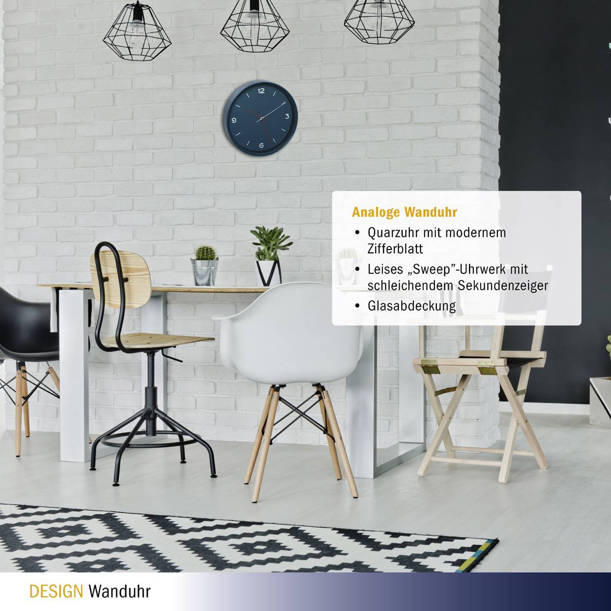 Cuisine moderne avec table blanche, différentes chaises, plantes et horloge au mur. Texte : 'Horloge murale analogique', détails sur l'horloge.