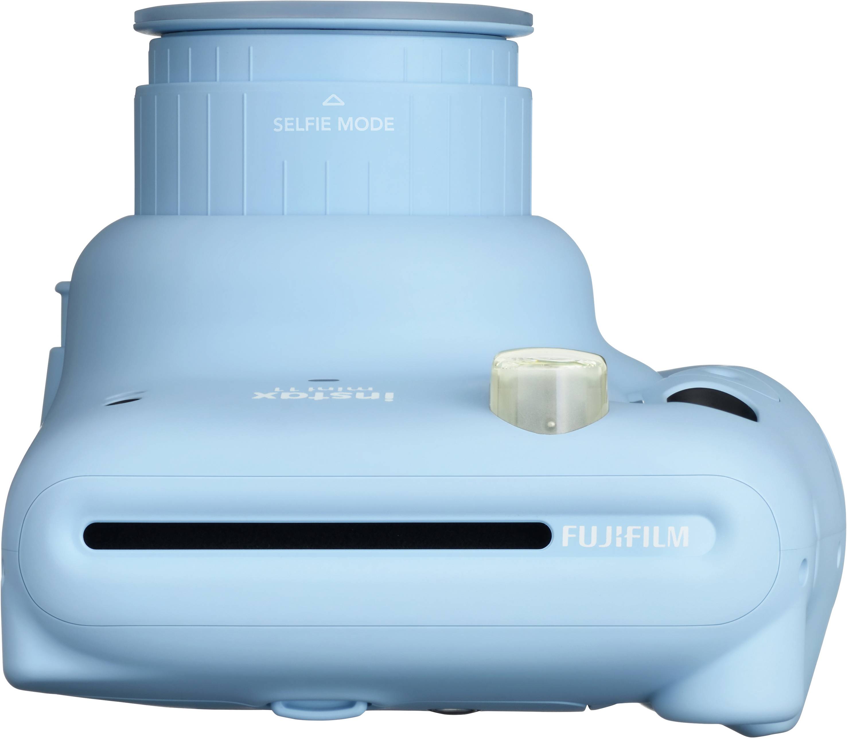 Appareil photo instantané bleu avec objectif visible en mode 'selfie', nom de marque Fujifilm à l'avant.