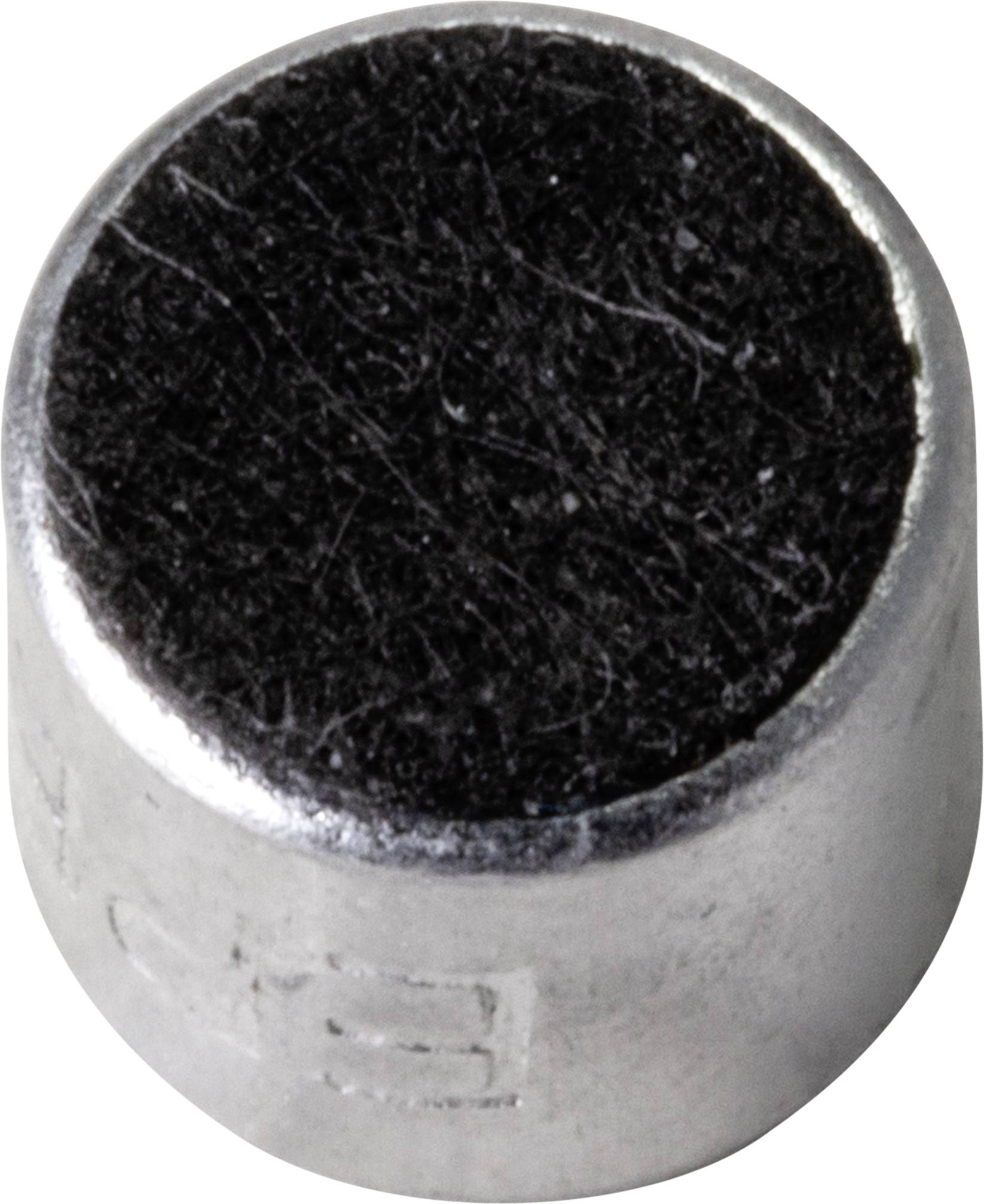 Un petit objet cylindrique argenté avec un dessus noir, probablement un microphone électret, sur un fond blanc.