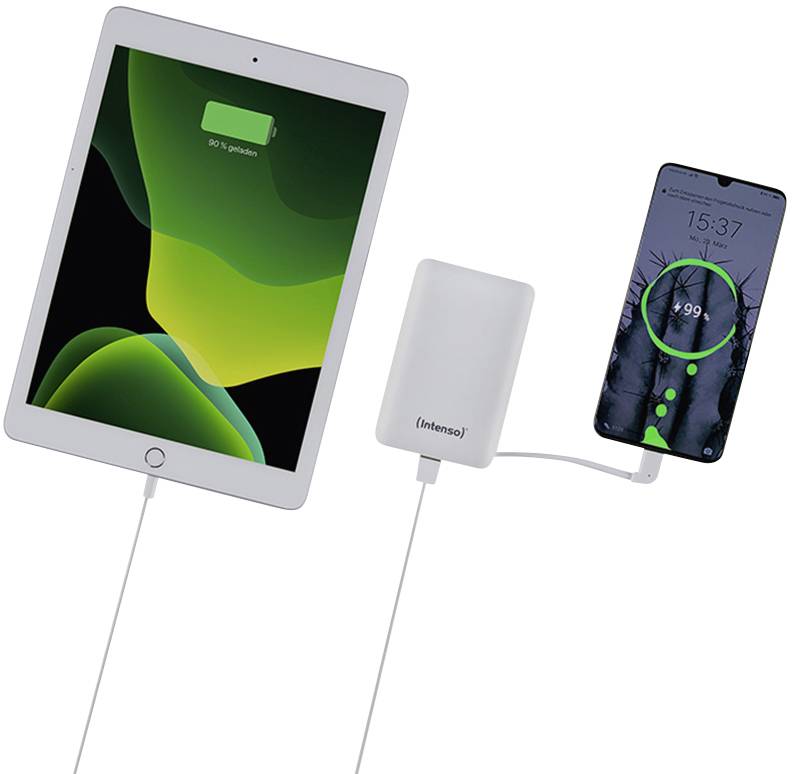 'Tablette et smartphone chargés via une batterie externe, tous deux à 99% de batterie.'