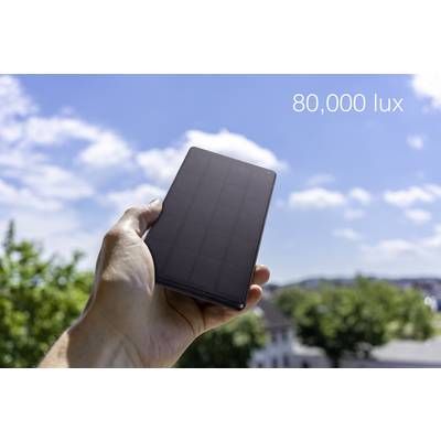 Une main tient une cellule solaire rectangulaire sombre à l'extérieur sous le soleil ; le texte indique « 80 000 lux », ce qui suggère une luminosité élevée.