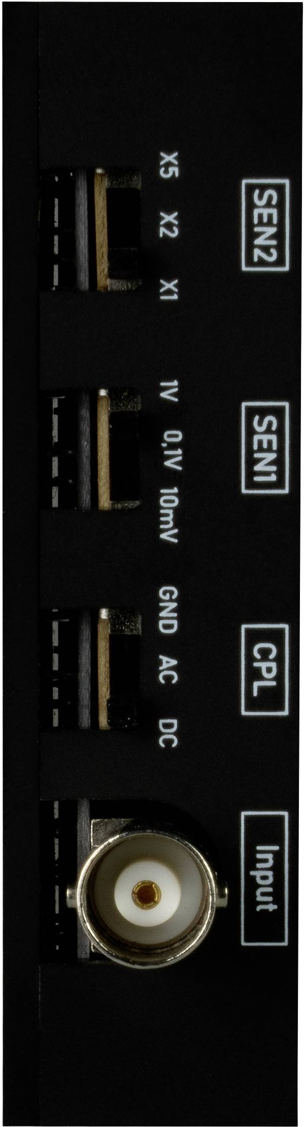 'Panneau électronique avec des étiquettes SEM2, SEM, CPL et Input. Plusieurs interrupteurs et une entrée de prise sont visibles.'