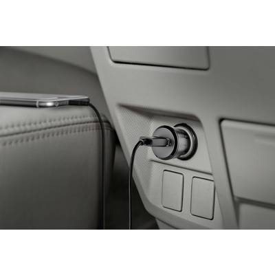 Un smartphone est connecté à un chargeur intégré dans la voiture via un câble. Le chargeur est branché dans la prise allume-cigare.