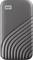 Un disque dur externe portable avec des lignes courbes sur la surface. Le logo 'WD' est situé en haut à gauche.