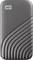 Disque dur externe à surface lisse grise avec des bandes noires sur la droite. Un petit logo est situé en haut à gauche.