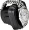 Montre-bracelet en argent dans un étui de protection noir.
