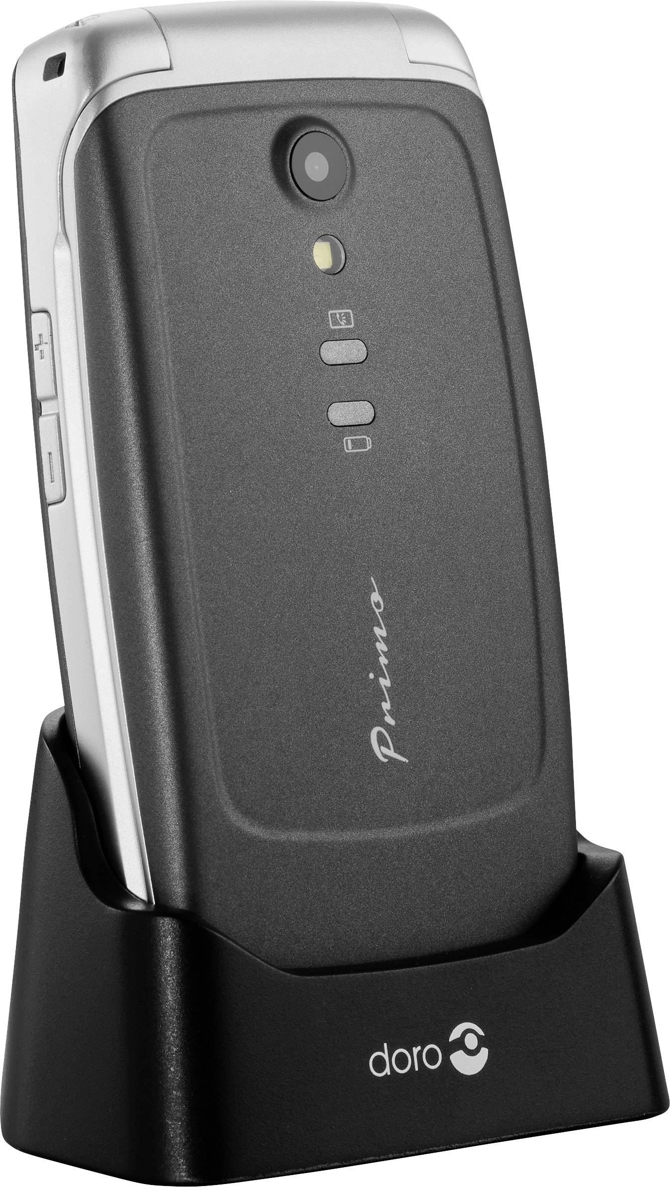 Téléphone mobile à clapet de la marque Doro dans son chargeur. La face arrière avec l'objectif de l'appareil photo et le nom de la marque sont visibles.