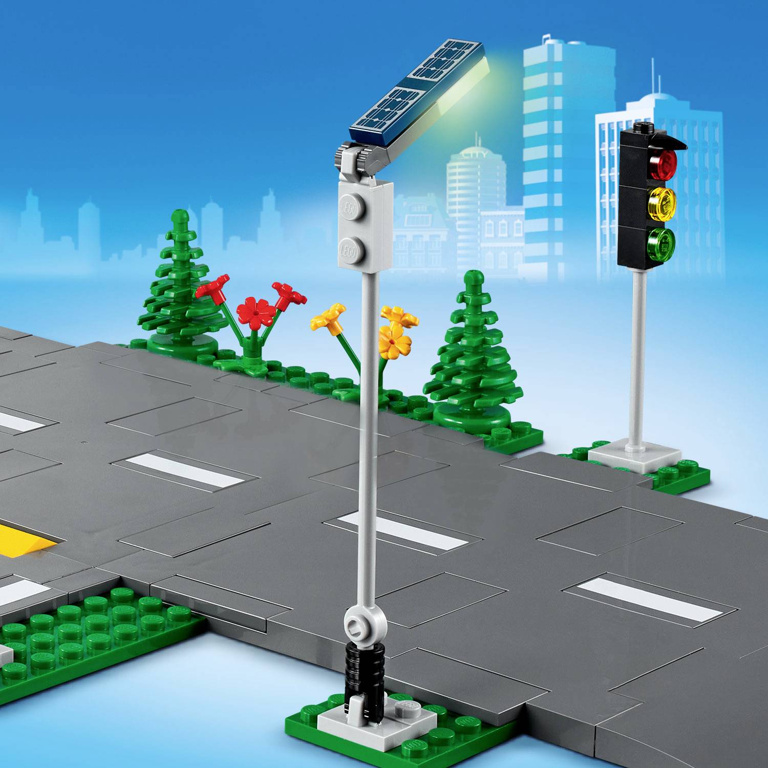 Une scène de rue LEGO avec un réverbère et un feu de signalisation, entourée de plantes et d'un arrière-plan urbain.