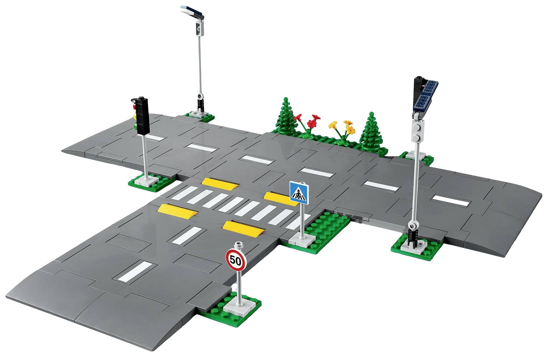 Un carrefour LEGO avec un passage piéton, des panneaux de signalisation et un feu tricolore. Les éléments de jeu comprennent des arbres et des lampadaires. Idéal pour des jeux créatifs.