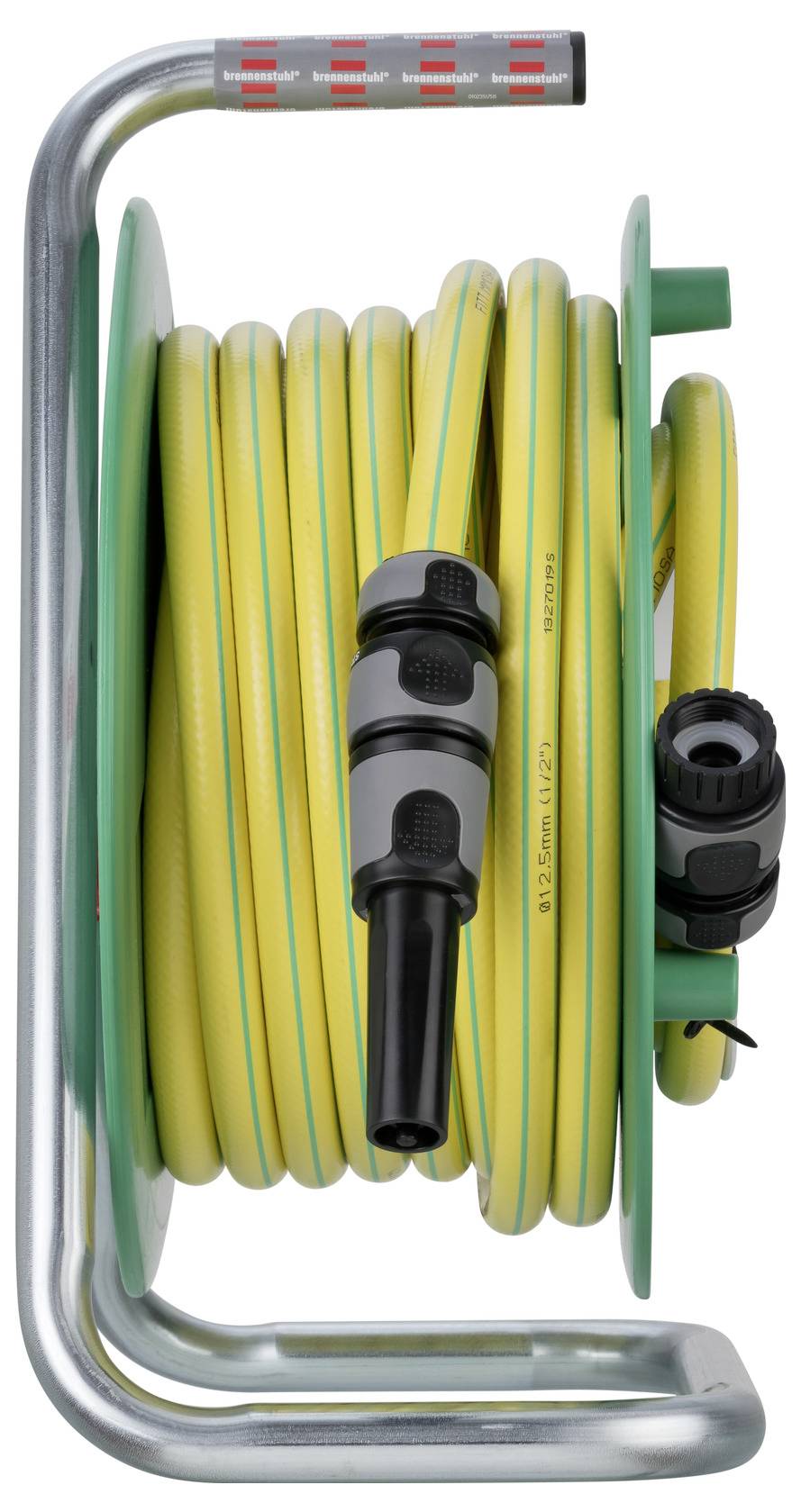 Tuyau de jardin jaune-vert enroulé sur un enrouleur de tuyau métallique avec des connecteurs noirs et une poignée de transport, isolé sur fond blanc.