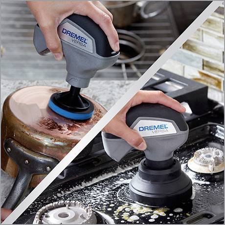 Une main nettoie une casserole en cuivre et une cuisinière avec un appareil de nettoyage électrique Dremel Versa.
