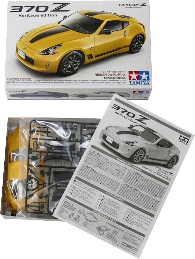 Kit de modélisme de la '370Z Heritage Edition'. Montre une image d'une voiture de sport jaune. L'emballage présente le modèle fini et les pièces à l'intérieur.