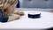 Un enfant joue de manière concentrée avec un appareil électronique sur une table, activé par le toucher.