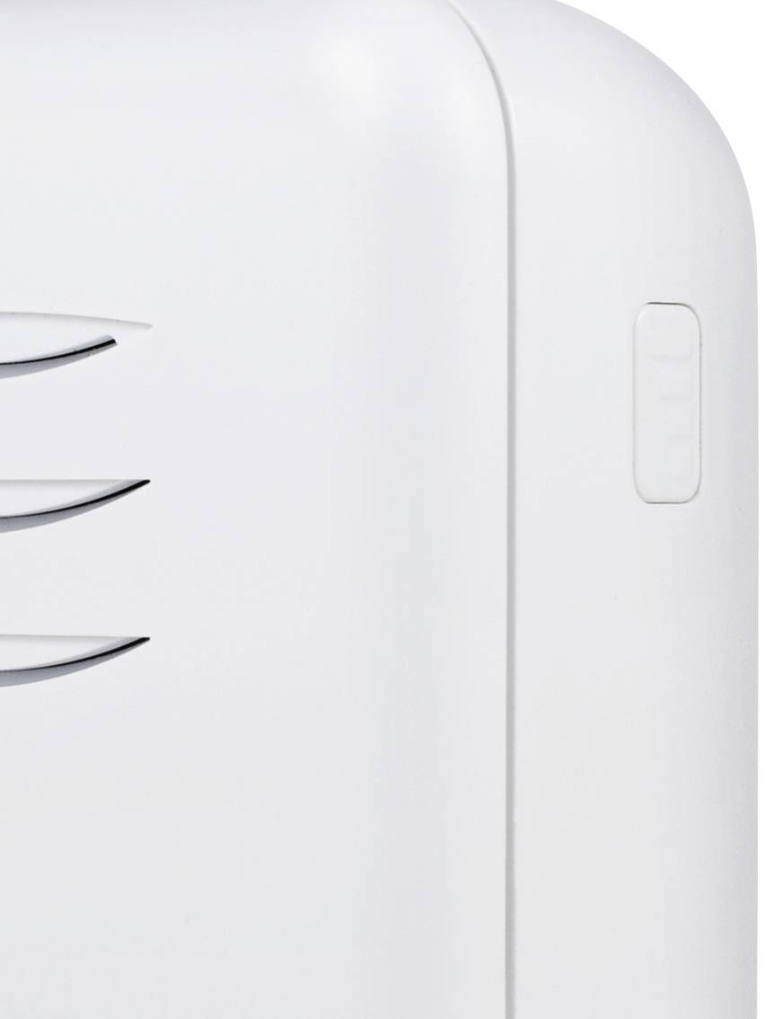 Un gros plan d'un appareil blanc avec des ouvertures de ventilation et un bouton, probablement un appareil électroménager technique.