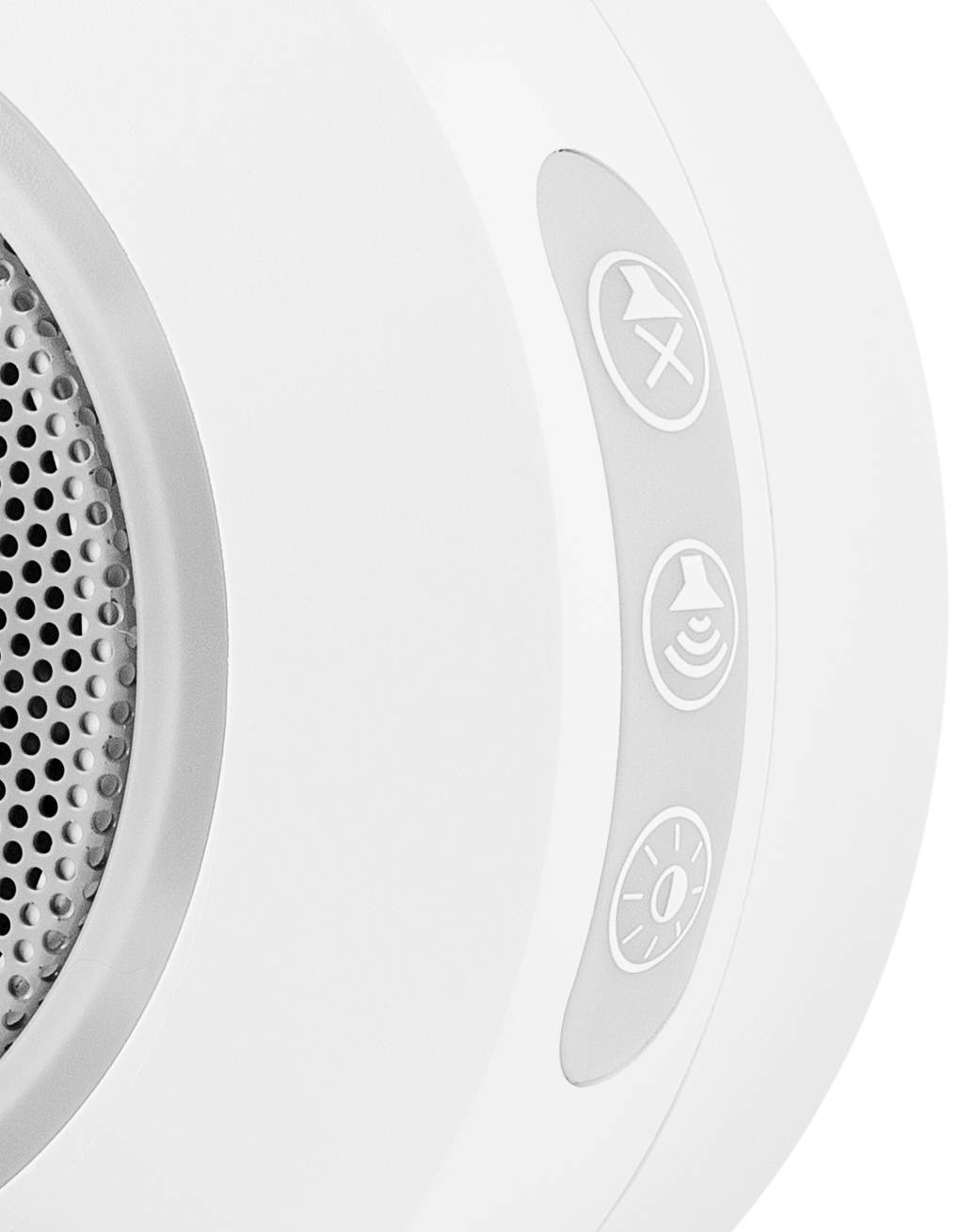 Enceinte audio Bluetooth blanche avec trois boutons de commande sur le côté, indiquant des fonctions telles que la mise en sourdine et le réglage du volume.