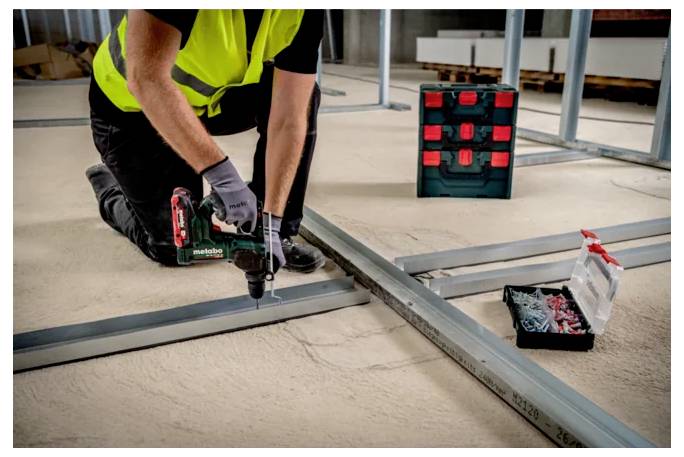 Une scie électrique coupant une planche de bois, montrant la lame de scie et les instructions de sécurité sur la machine.