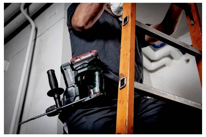 Illustration en coupe d'un système de pompe de drainage installé souterrainement, redirigeant l'eau à travers un tuyau, avec les couches de sol environnantes.