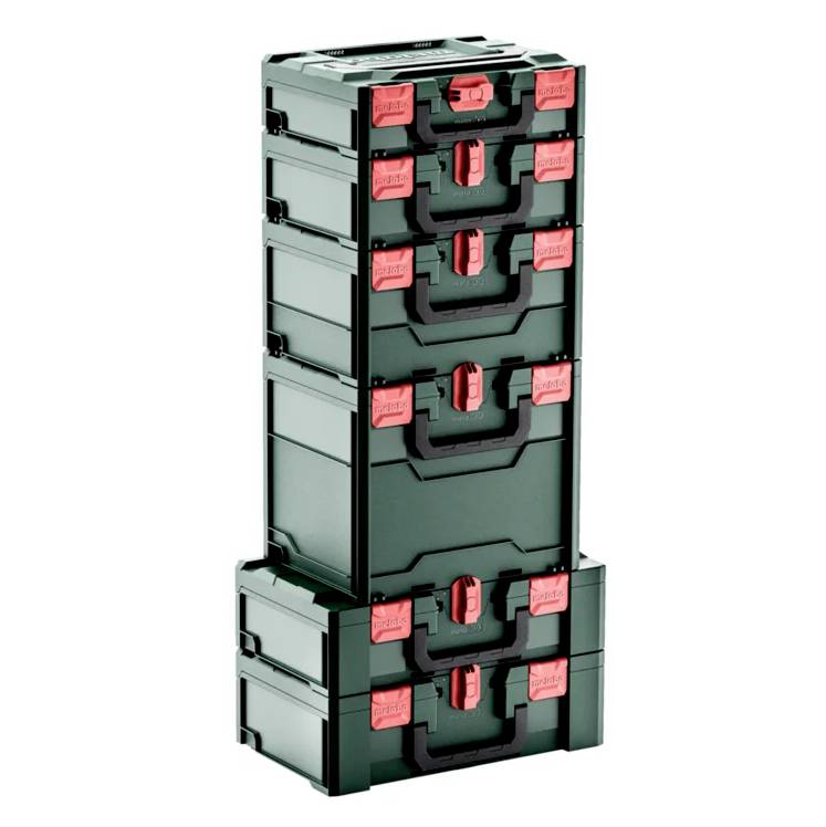 Une pile de boîtes à outils en plastique vert avec des fermetures rouges, empilées les unes sur les autres, pour un rangement organisé.