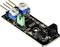 Module de capteur de distance infrarouge avec potentiomètres bleus, puce à circuit intégré noir et broches sur carte de circuit imprimé noire.