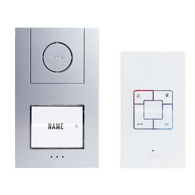 L'illustration montre deux panneaux de systèmes d'interphone modernes. À gauche, un panneau argenté avec un écran, à droite un panneau blanc avec des symboles.