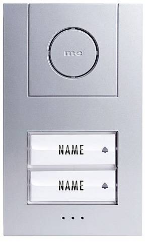 Plaque de sonnette avec deux plaques nominatives, chaque plaque offrant un espace pour un nom. Un bouton d'appel rond se trouve en haut.