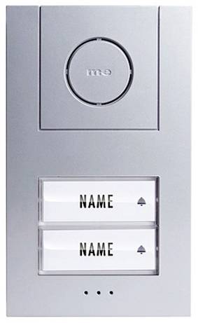 Une sonnette d'entrée argentée avec deux plaques nominatives et un bouton d'appel en haut.