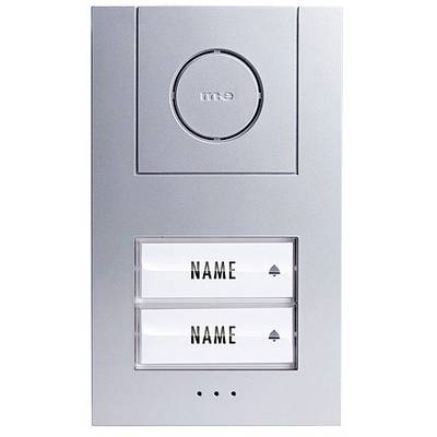 'Interphone métallique avec deux boutons d'appel, chacun étiqueté "NOM".'