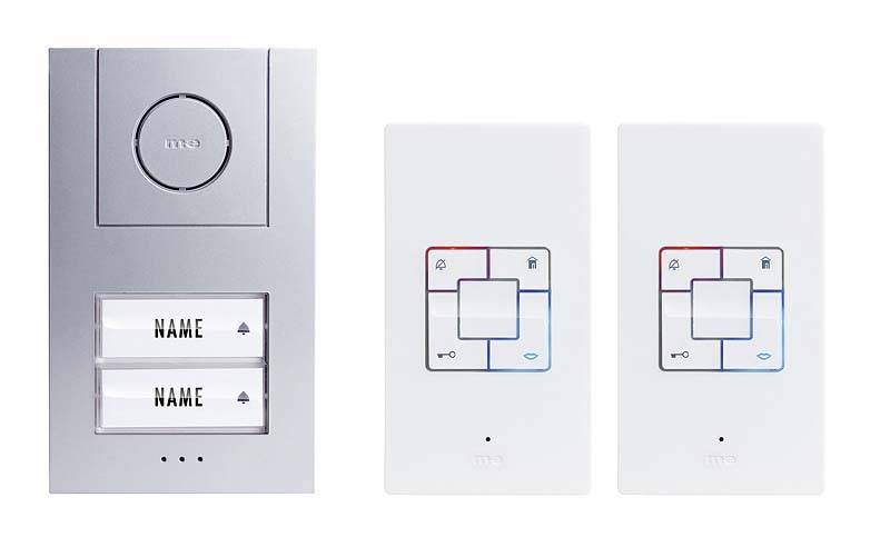 Système d'interphone avec deux boutons d'appel et deux panneaux de contrôle blancs à côté.