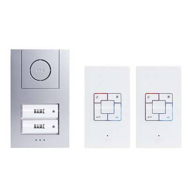 Système d'interphone avec deux boutons d'appel et deux panneaux de contrôle blancs à côté.